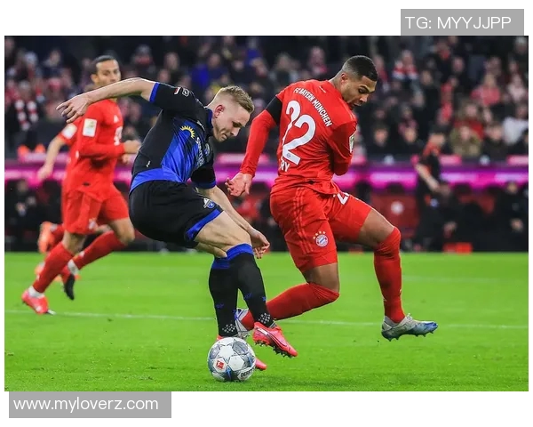 莱万重返安联球场引发拜仁球迷愤怒声讨：背叛与忘恩负义的争议