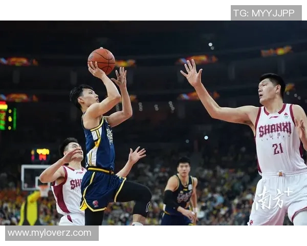 广州与辽宁篮球赛激战正酣球迷热情高涨期待精彩对决 广州与辽宁篮球赛激战正酣球迷热情高涨期待精彩对决