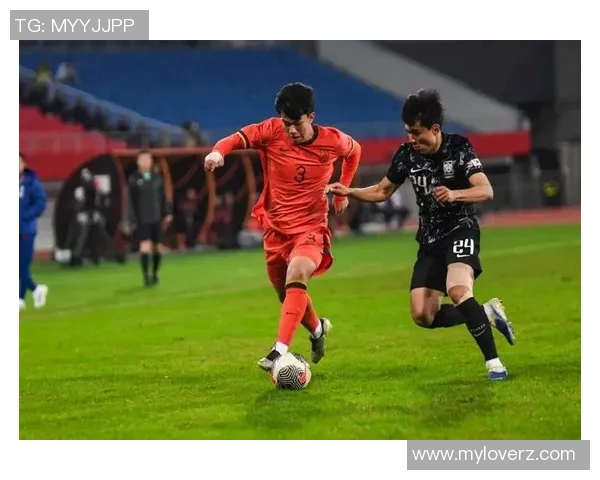 中国足球迎战乌兹别克斯坦全力争胜展现实力与团结精神