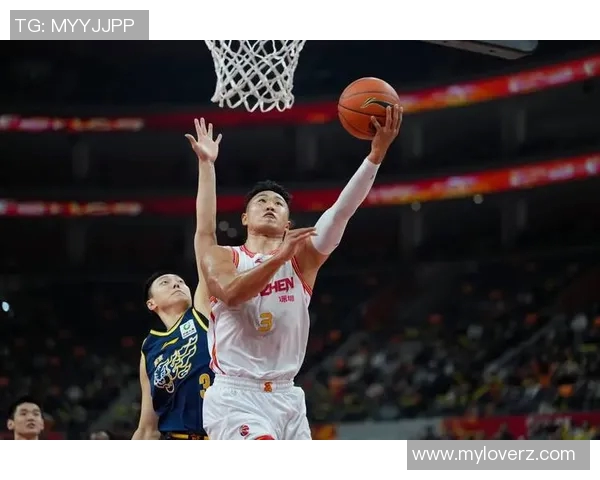 广东东莞男篮迎战深圳队全力争胜展现篮球激情与团队精神